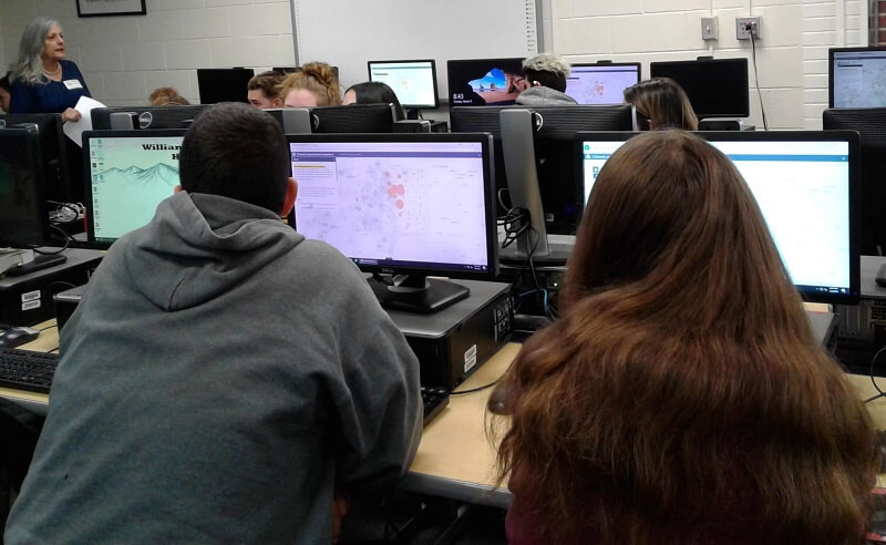 A student divides his state into districts using online mapping tools.